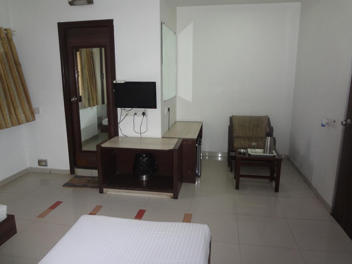Hotel Airport Residency Ахмедабад Екстериор снимка