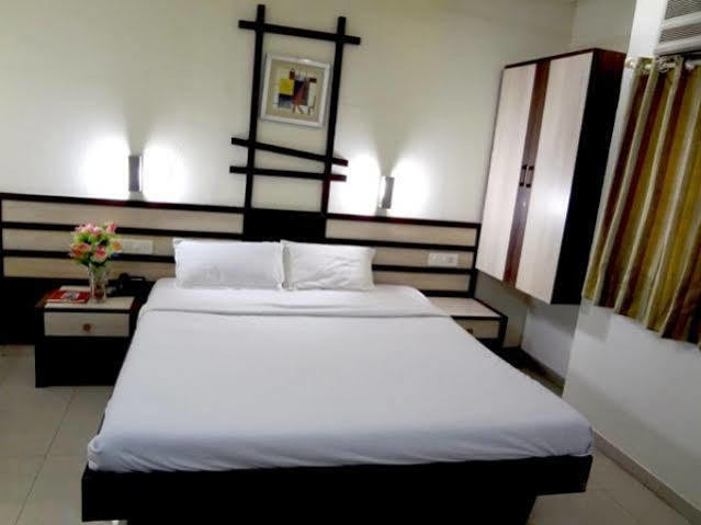 Hotel Airport Residency Ахмедабад Екстериор снимка