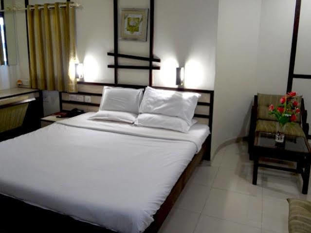 Hotel Airport Residency Ахмедабад Екстериор снимка